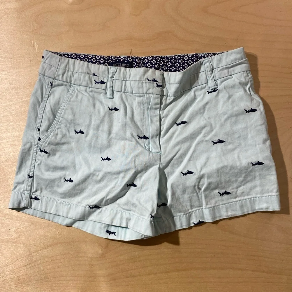 British Khaki Light Blue Shark Print Women's Shorts 4 (OM)